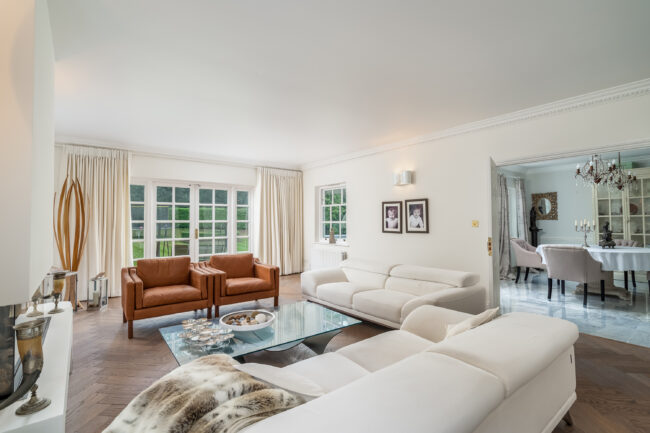 Luxurious living and dining rooms in prime Buckinghamshire commuterbelt property