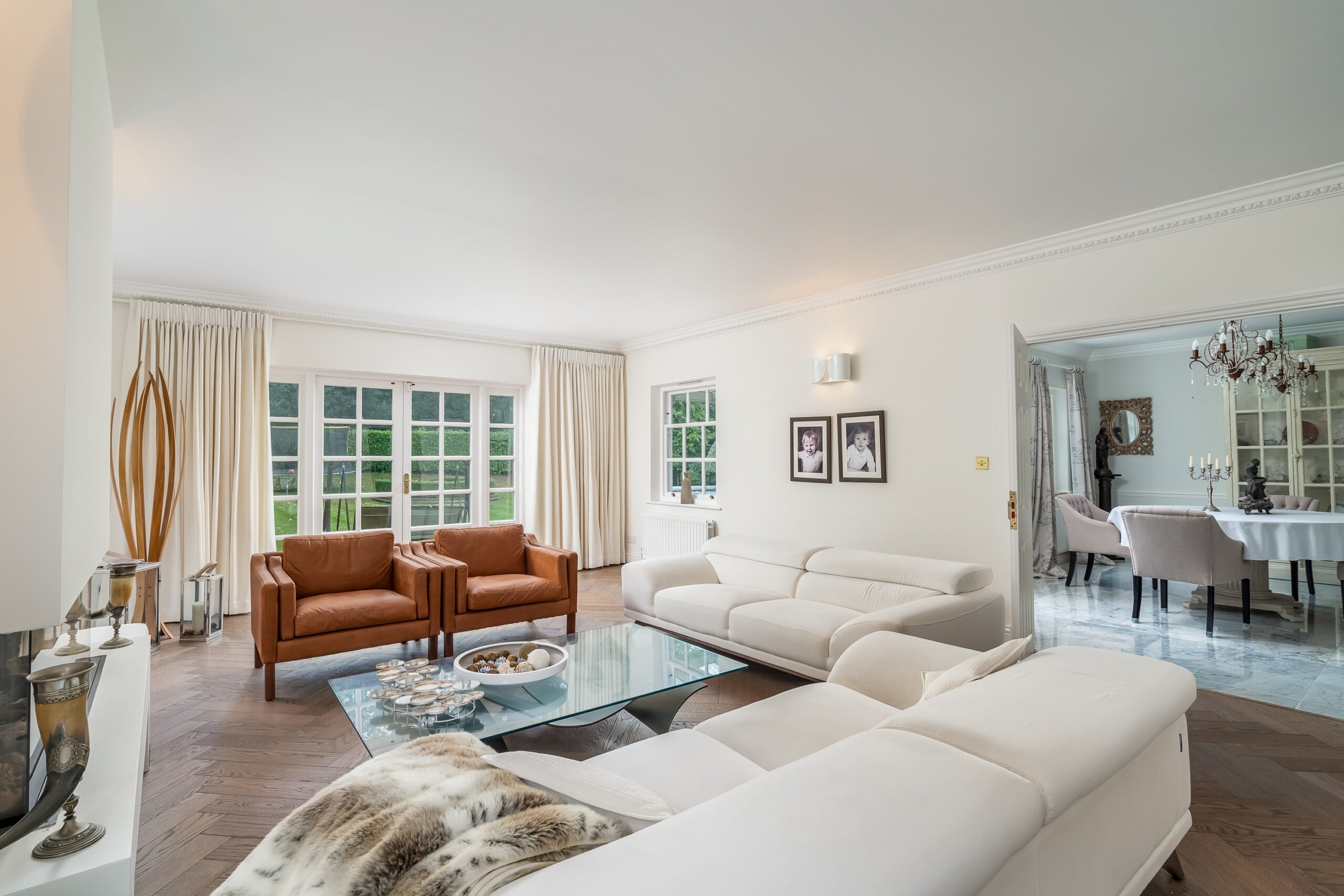 Luxurious living and dining rooms in prime Buckinghamshire commuterbelt property